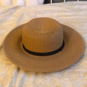 Big Tan straw hat! Gently used‼️
